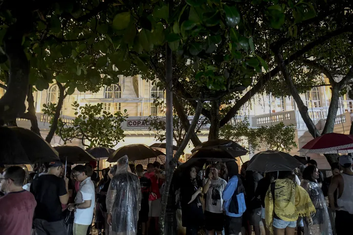 Fãs em frente ao Copacabana Palace