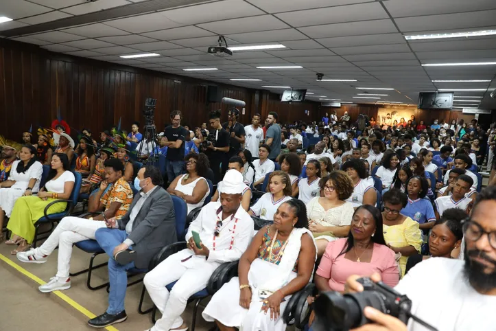 Lázaro Ramos debate identidade e racismo com estudantes na Bahia