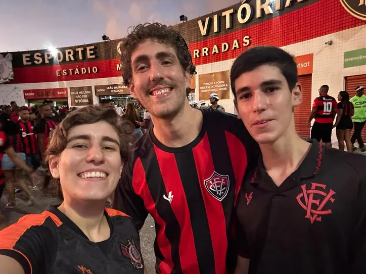 Rodrigo e os irmãos no Barradão