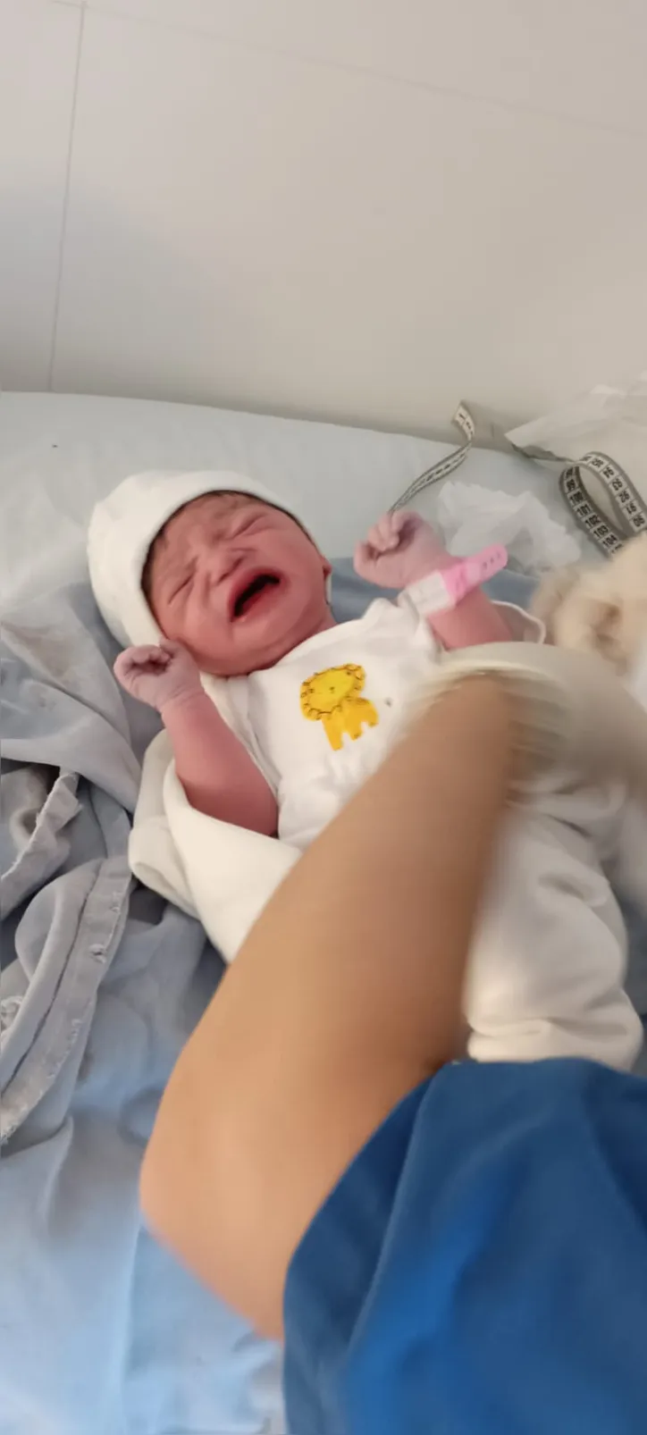 Iara com o body de leãozinho