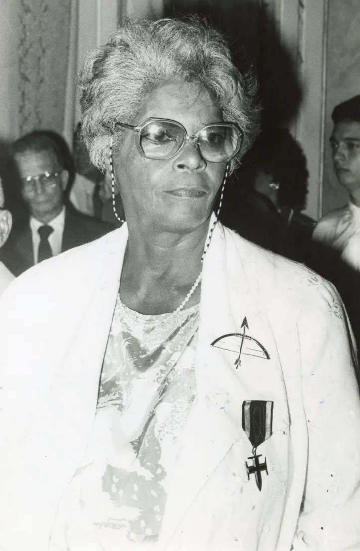 Mãe Stella após receber a Comenda Maria Quitéria na Câmara de Salvador