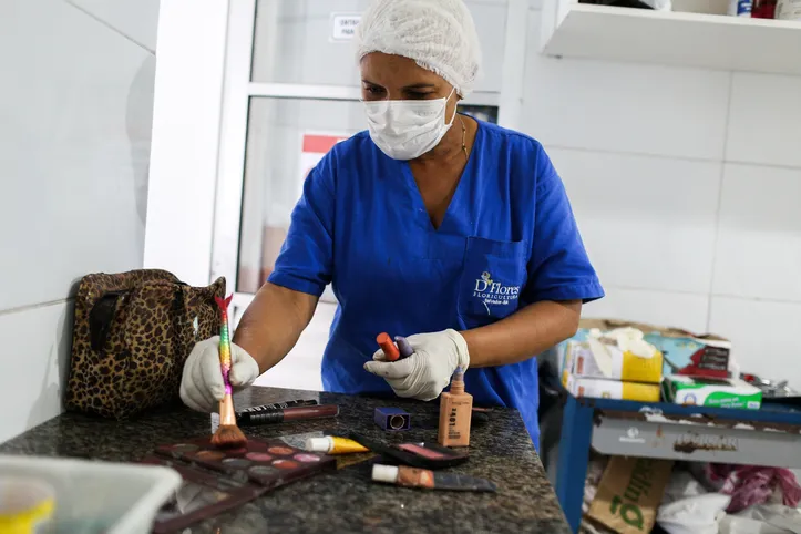 Escolhendo o melhor blush para maquiar o paciente