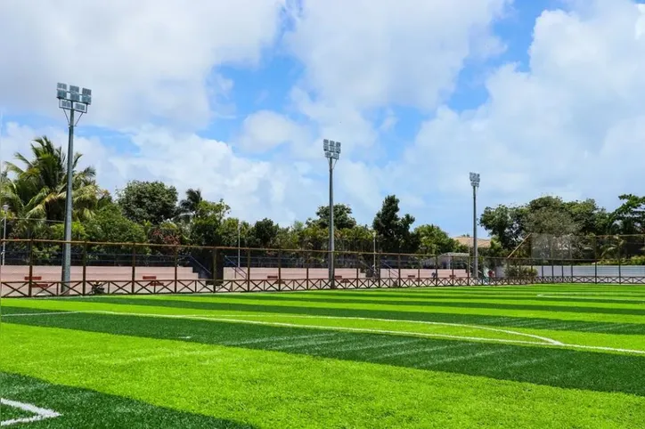 Campo inaugurado em novembro de 2024 custou R$ 2 milhões e município vai pagar mais R$ 6 milhões pelo terreno.