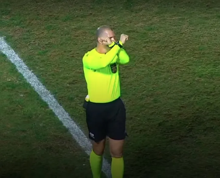Árbitro Alisson Furtado faz gesto de protocolo antirracista