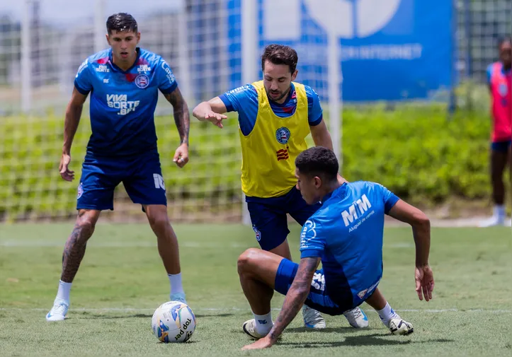 Everton Ribeiro e Ramos Mingoem lance no treinamento