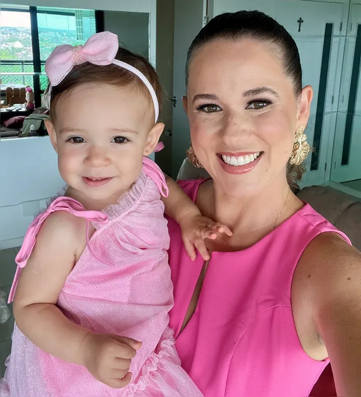 A sorridente Alice com a mamãe Larissa Ribeiro