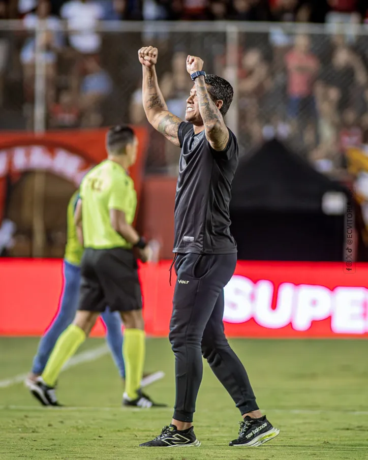 Carpini celebra após vitória do Vitória contra o Fortaleza, que garantiu a permanência do Colossal na Série A
