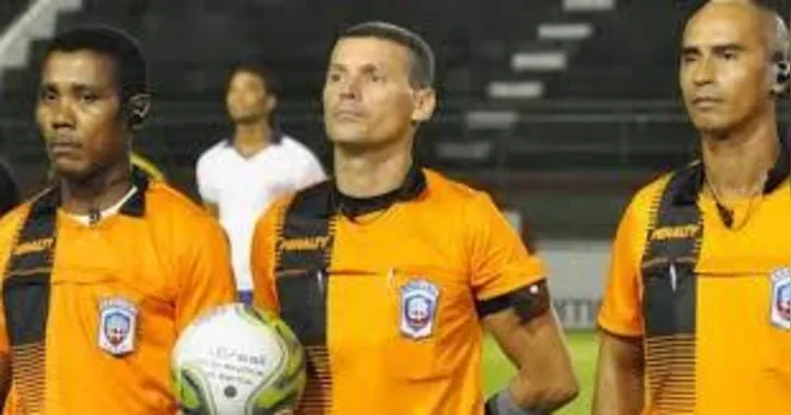 No meio da imagem, o árbitro Manoel Nunes Lopo Garrido