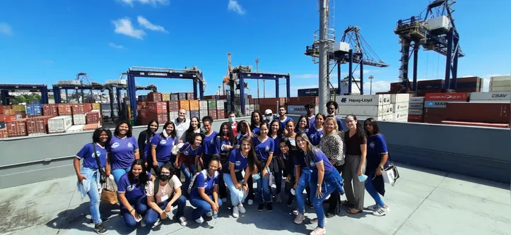 Estudantes de anos anteriores em visita guiada no Porto de Salvador