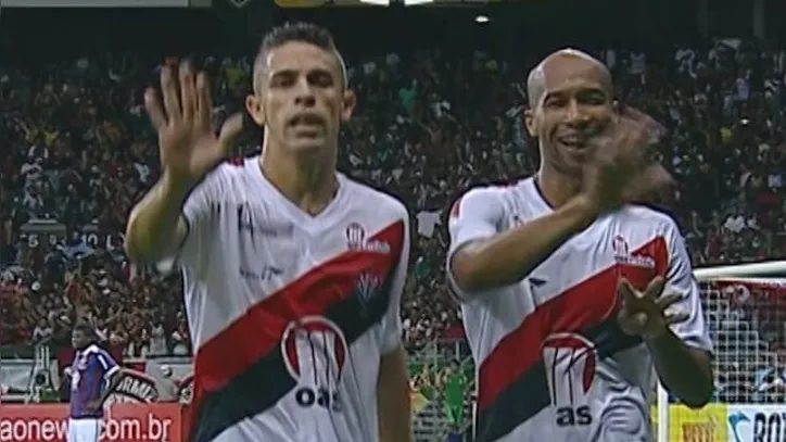 Dinei e Gabriel Paulista comemoram gol do Vitória na goleada de 7 a 3 contra o Bahia