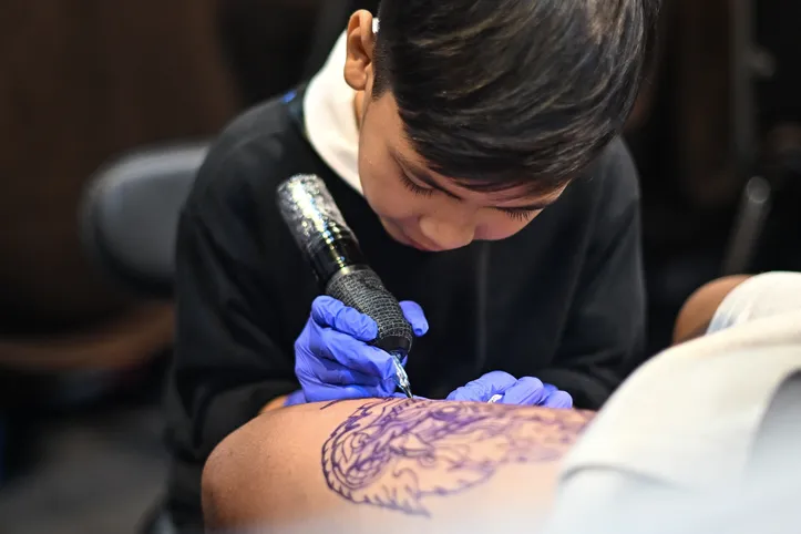 Imagem ilustrativa da imagem Prodígio: tatuador de nove anos faz sucesso na Tailândia