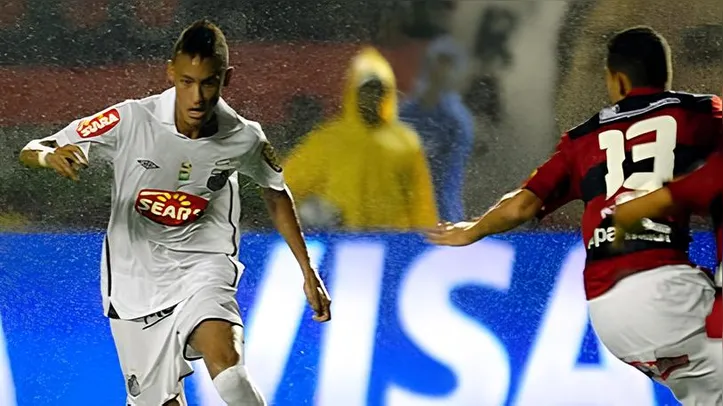 Neymar em campo contra o Vitória na final da Copa do Brasil de 2010