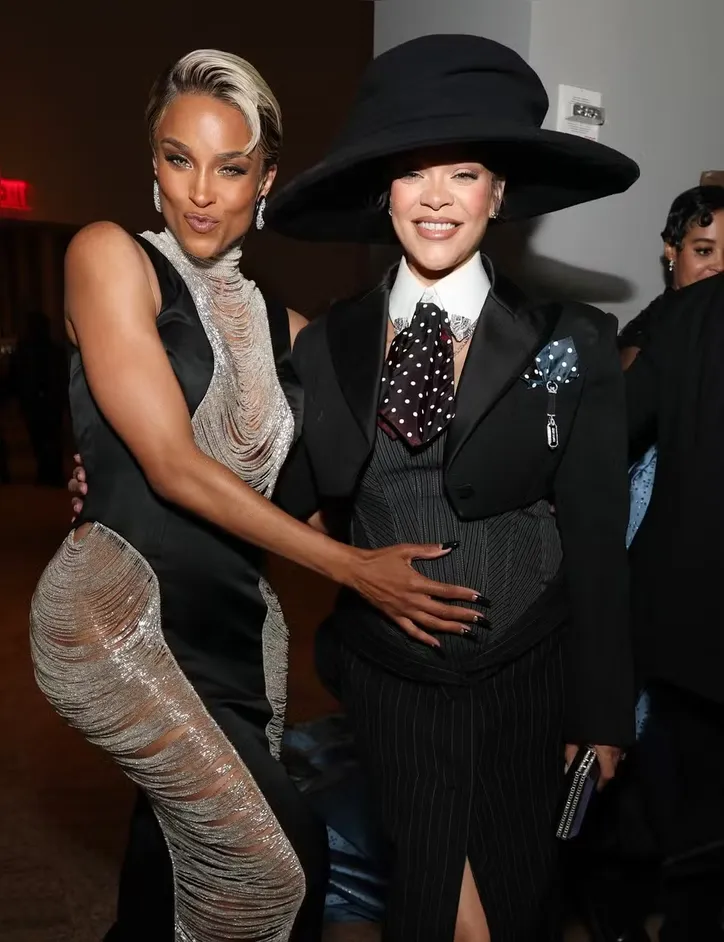 Rihanna e a cantora Ciara no Met Gala, na última segunda-feira, 6
