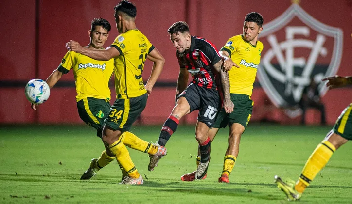 Gustavo Mosquito teve uma chance de gol contra o Defensa y Justicia, mas não converteu