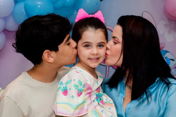 Stellinha recebe o carinho da mamãe, Lio, e do irmão, Theo
