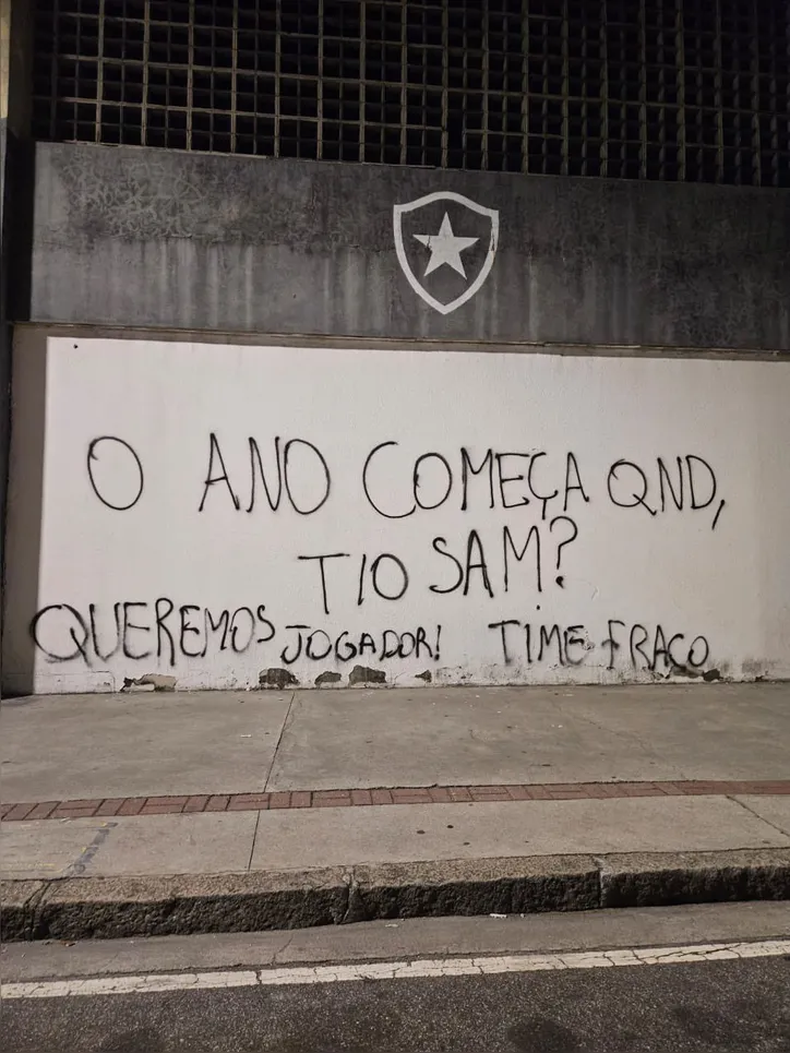 Presidente da SAF do Botafogo John Textor é alvo de protesto