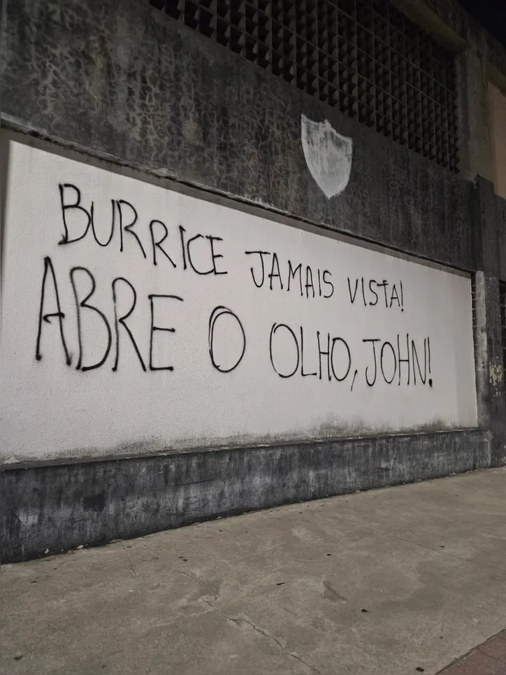 Imagem ilustrativa da imagem Torcida do Botafogo picha muro e pede saída de Renato Paiva, ex-Bahia