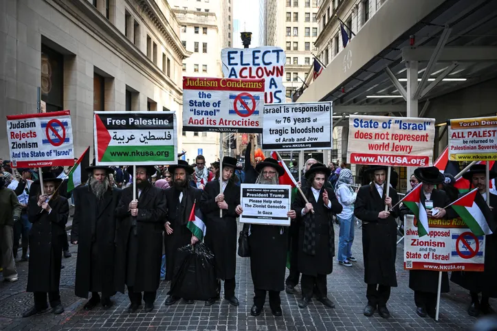 Pessoas protestam durante uma manifestação pró-palestina no Trump Building