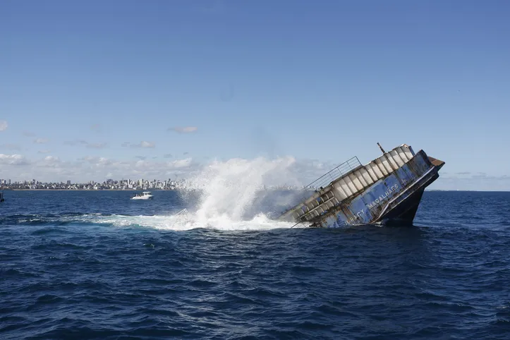 Momento em que o ferry-boat Juracy Magalhães foi afundado