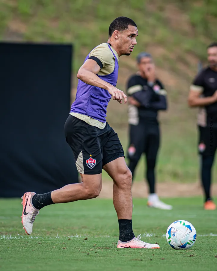 Neris, zagueiro do Vitória