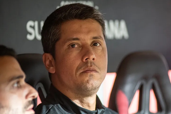 Thiago Carpini no banco de reservas durante a partida contra o Defensa y Justicia
