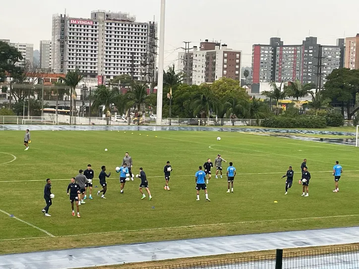 Jogadores do Bahia em treinamento no campo da PUC-RS, em Porto Alegre.