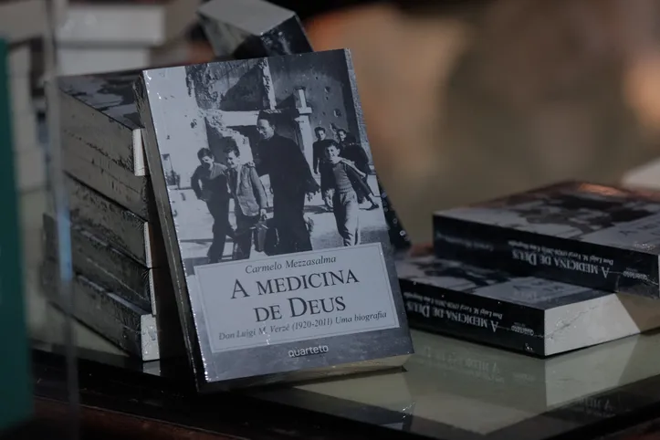Biografia "A Medicina de Deus" vendida a R$ 50