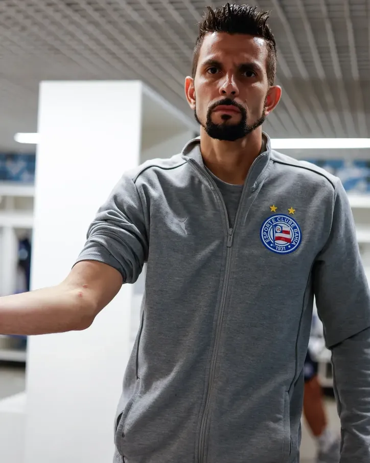 Marcos Felipe mostra o braço com ferimentos causados na disputa com o atacante Braithwaite