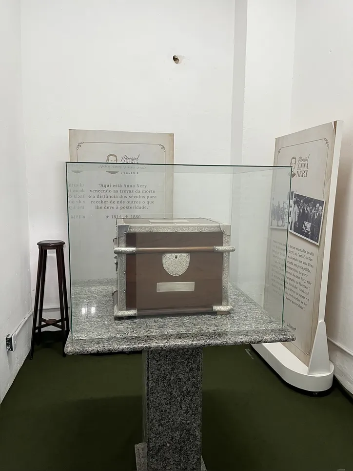 Urna funerária com os restos mortais de Anna Nery fica no Memorial em Cachoeira