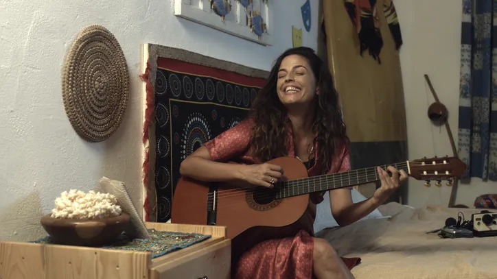Imagem ilustrativa da imagem De Arembepe ao streaming: minissérie baiana homenageia legado hippie