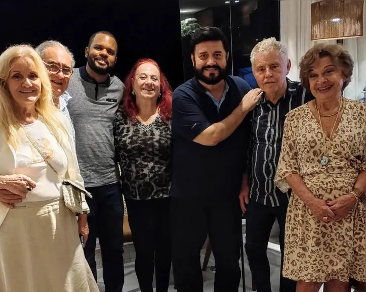 Ernesto Simões e Alexsandro Oliveira recebem amigos para jantar junino em clima intimista