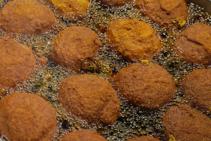 Acarajé sendo frito no azeite de dendê