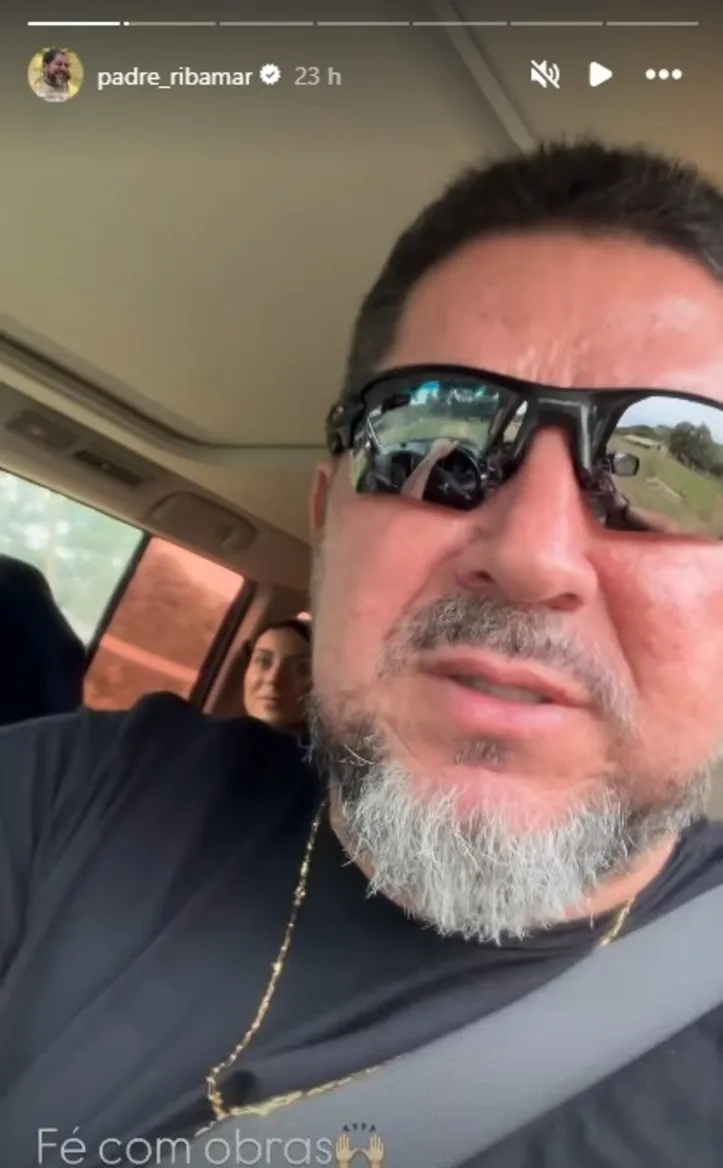 O padre ao lado das freiras