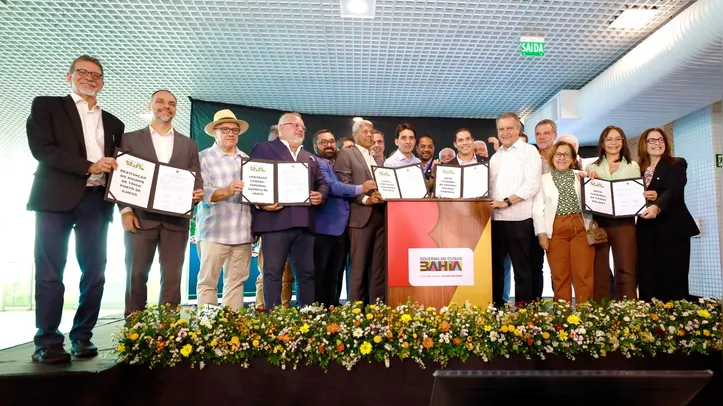 Ministros, governador Jerônimo Rodrigues e autoridades assinam ordem de serviço