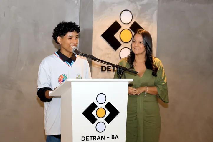 Secretária da Educação Rowenna Brito ao lado de estudante
