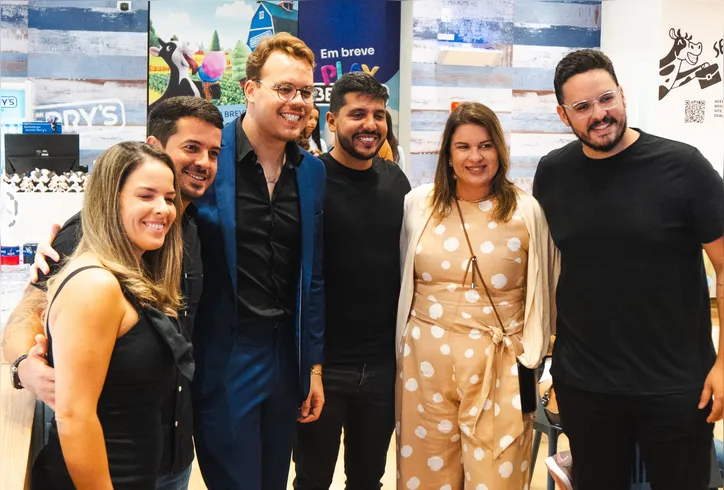 Mariana Hermes, Pedro Hermes, Bernardo Gomes, Luís Fernando, Emília Chaves e Rodrigo Jacóh