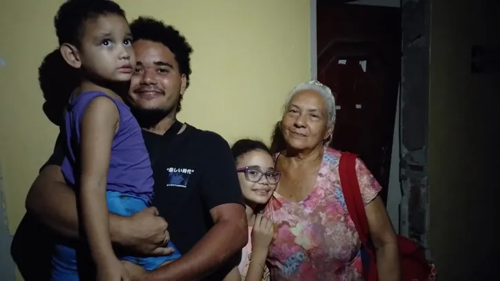 Dona Maria José e os três netos