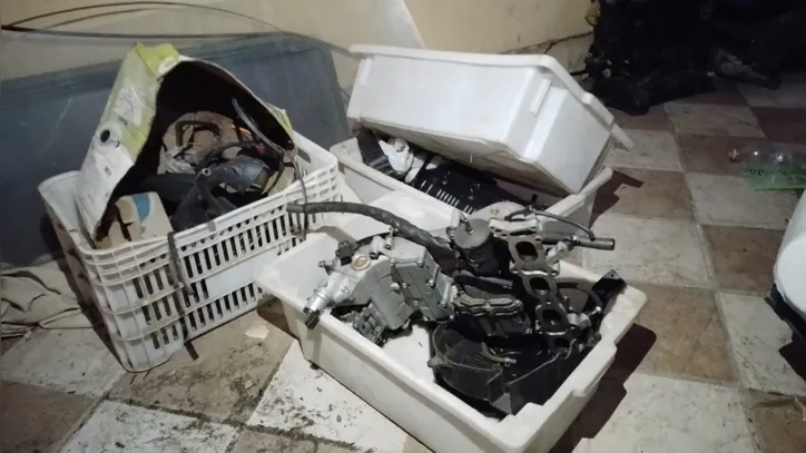 Motores de carros encontrados no local