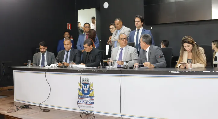 Presidente Carlos Muniz (PSDB) ao centro da foto na Mesa Diretora