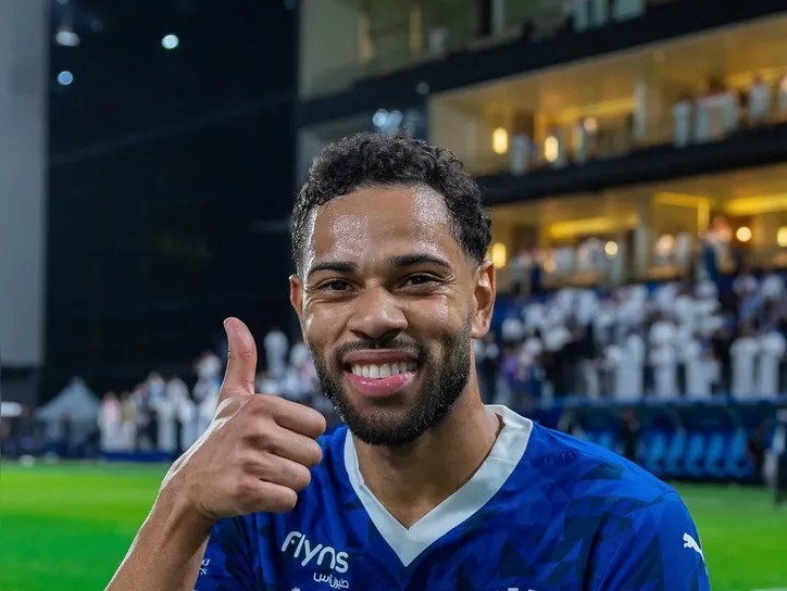 Renan Lodi atualmente defende o Al-Hilal, clube da Arábia Saudita