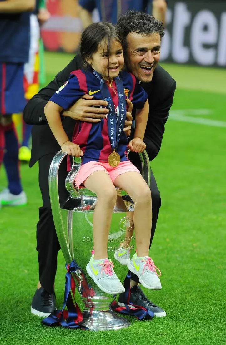 Luis Enrique com a filha Xana sentada na taça da Champions de 2015