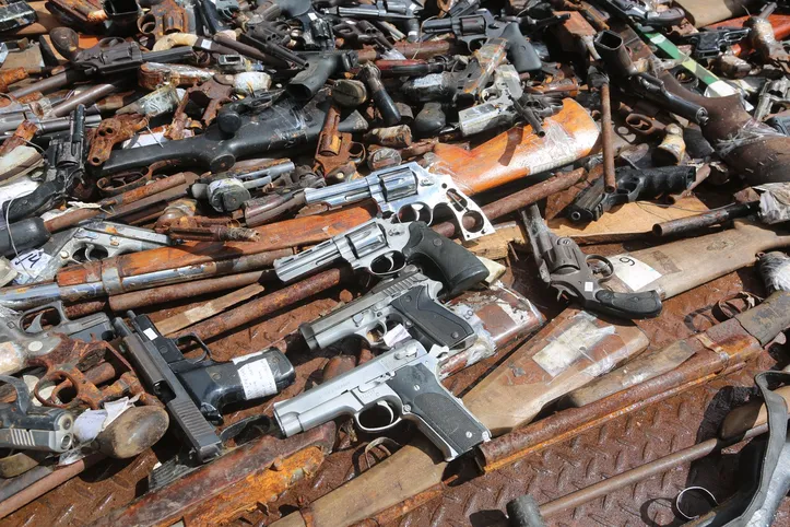 Imagem ilustrativa da imagem Mais de uma tonelada de armas apreendidas é destruída na Bahia