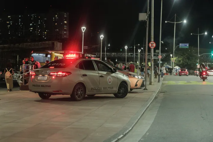 Viaturas da 35ª CIPM posicionadas em frente ao Shopping da Bahia
