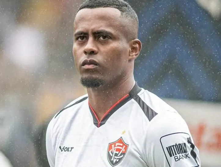 Carlos Eduardo vai deixar o Vitória