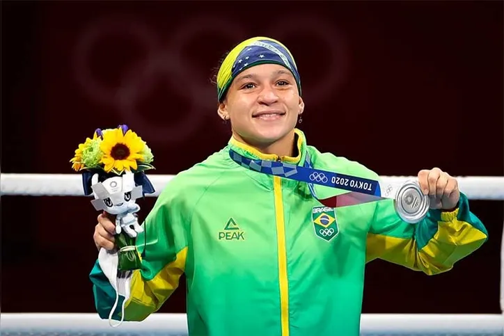 Bia Ferreira com a medalha de prata em Tóquio 2020