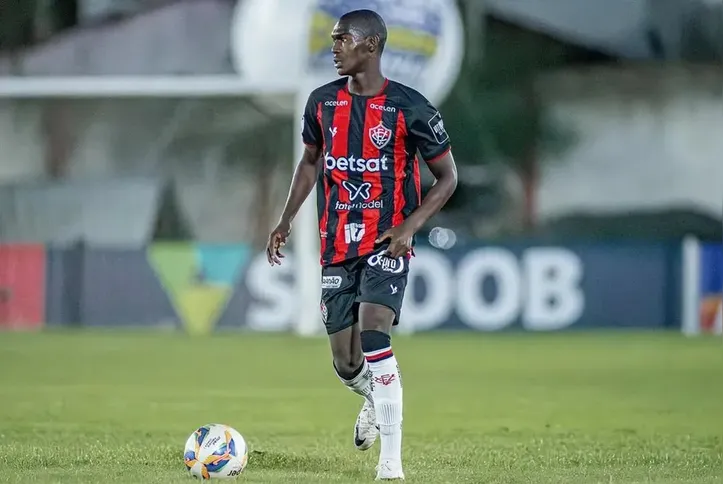Fábio Soares em ação pelo Vitória
