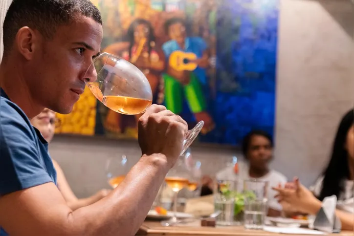 Imagem ilustrativa da imagem Sommelier resgata o protagonismo negro no mundo dos vinhos