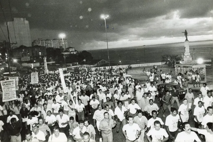 Passeata dos rodoviários na Praça Castro Alves, em Salvador, durante a greve de 1992
