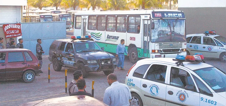 A presença ostensiva da Polícia Militar, que utilizou viaturas do Batalhão de Choque para garantir a segurança dos ônibus / Greve de 2006