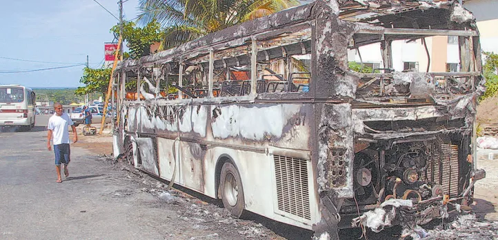Ônibus incendiado no Trobogy, na sede da Litoral Norte/ Greve de 2006